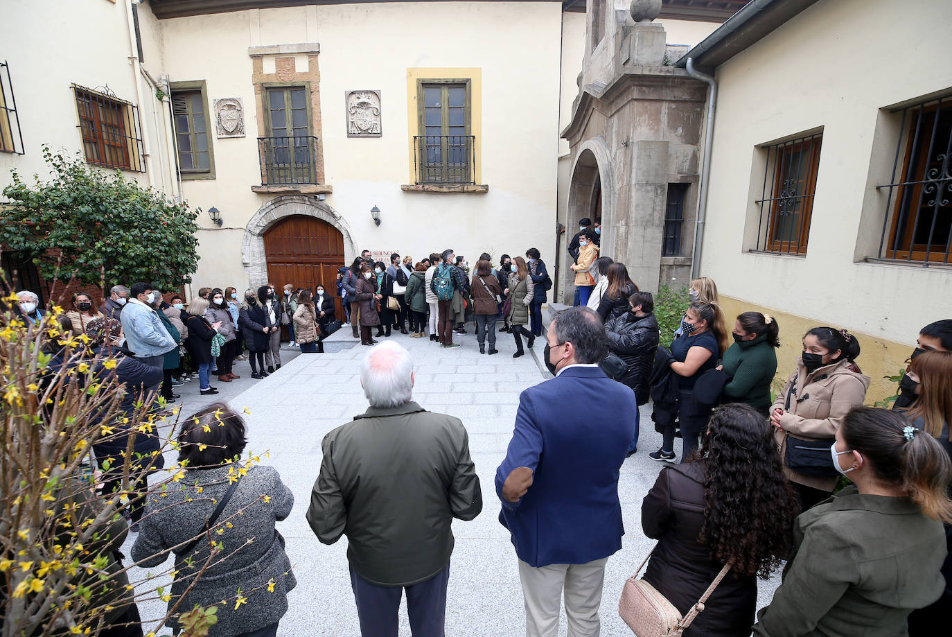 Cientos de personas acompañaron este jueves a la familia de Erika Yunga Alvarado, la niña asesinada el martes, durante el funeral que se celebró en la Capilla de la Religiosas de María Inmaculada. 