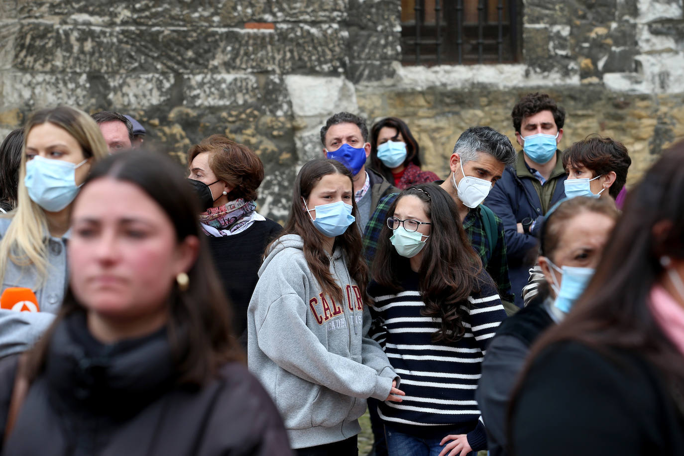 Cientos de personas acompañaron este jueves a la familia de Erika Yunga Alvarado, la niña asesinada el martes, durante el funeral que se celebró en la Capilla de la Religiosas de María Inmaculada. 