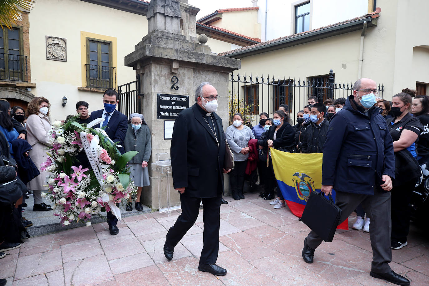 Cientos de personas acompañaron este jueves a la familia de Erika Yunga Alvarado, la niña asesinada el martes, durante el funeral que se celebró en la Capilla de la Religiosas de María Inmaculada. 