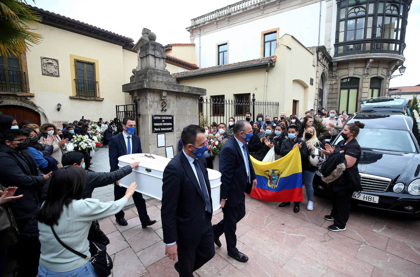 Cientos de personas acompañaron este jueves a la familia de Erika Yunga Alvarado, la niña asesinada el martes, durante el funeral que se celebró en la Capilla de la Religiosas de María Inmaculada. 