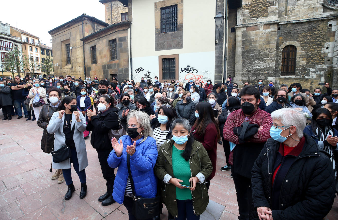 Cientos de personas acompañaron este jueves a la familia de Erika Yunga Alvarado, la niña asesinada el martes, durante el funeral que se celebró en la Capilla de la Religiosas de María Inmaculada. 