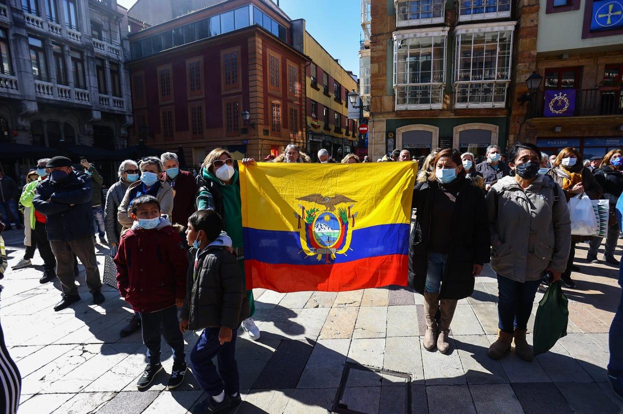 El colectivo de ecuatorianos, con su bandera, durante la protesta.