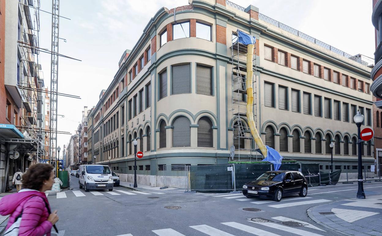 Fachada del San Vicente, en las confluencias de las calles de Ezcurdia y Caridad.