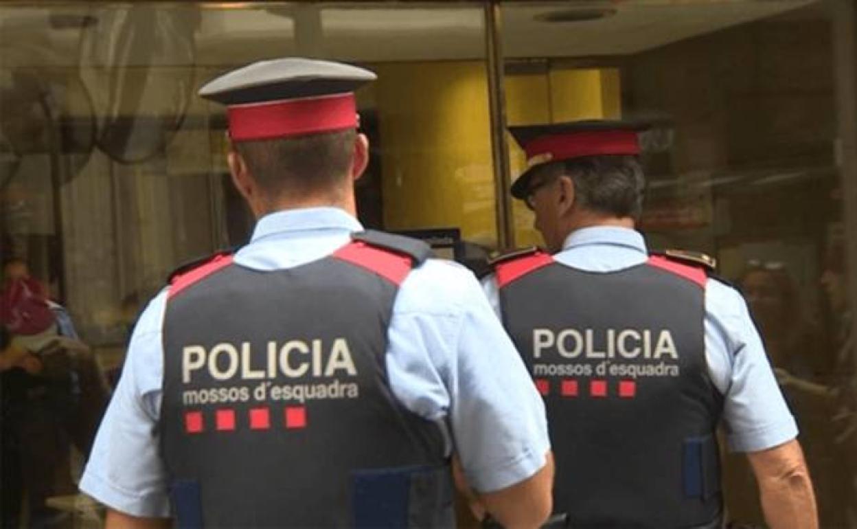 Una pareja de Mossos d'Esquadra.