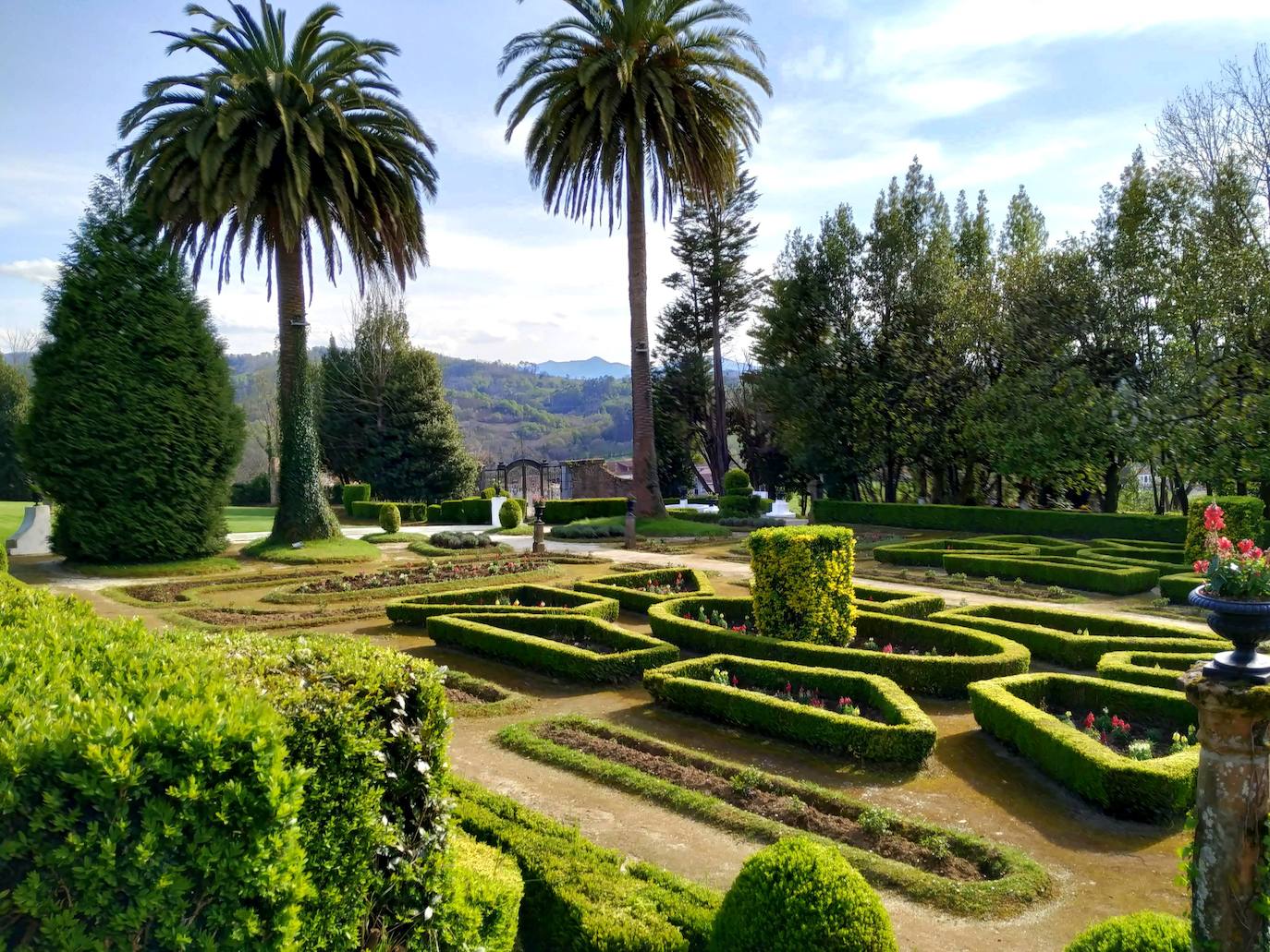 Otra vista del jardín francés recién floreado.