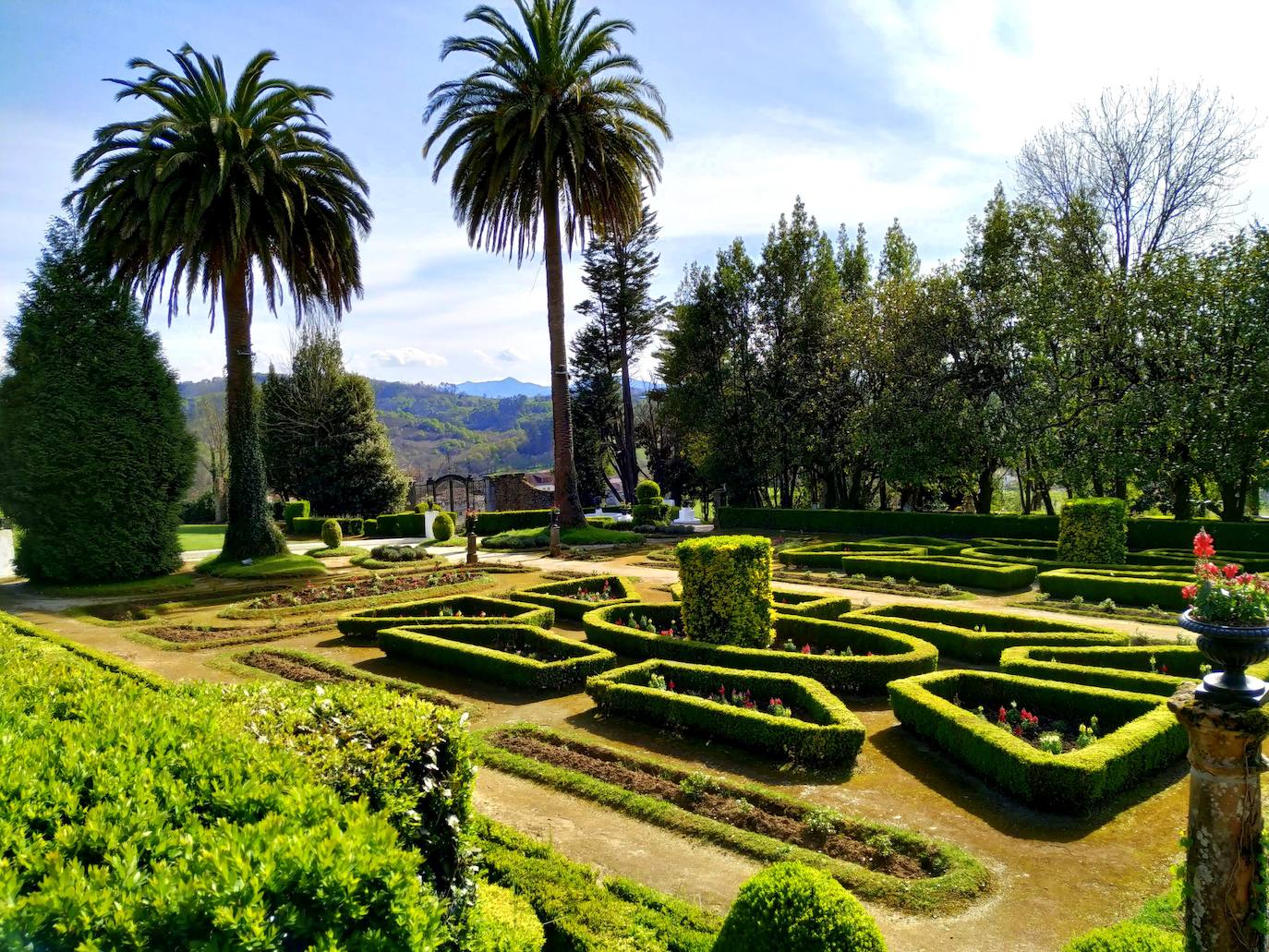 Otra vista del jardín francés recién floreado.