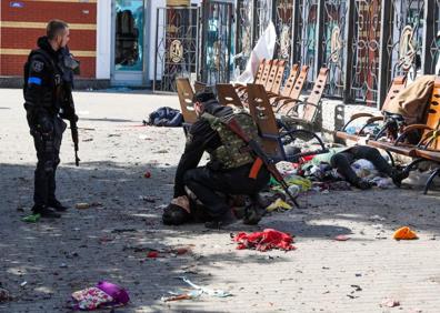 Imagen secundaria 1 - Varios heridos en la estación de Kramatorsk y restos del misil. 