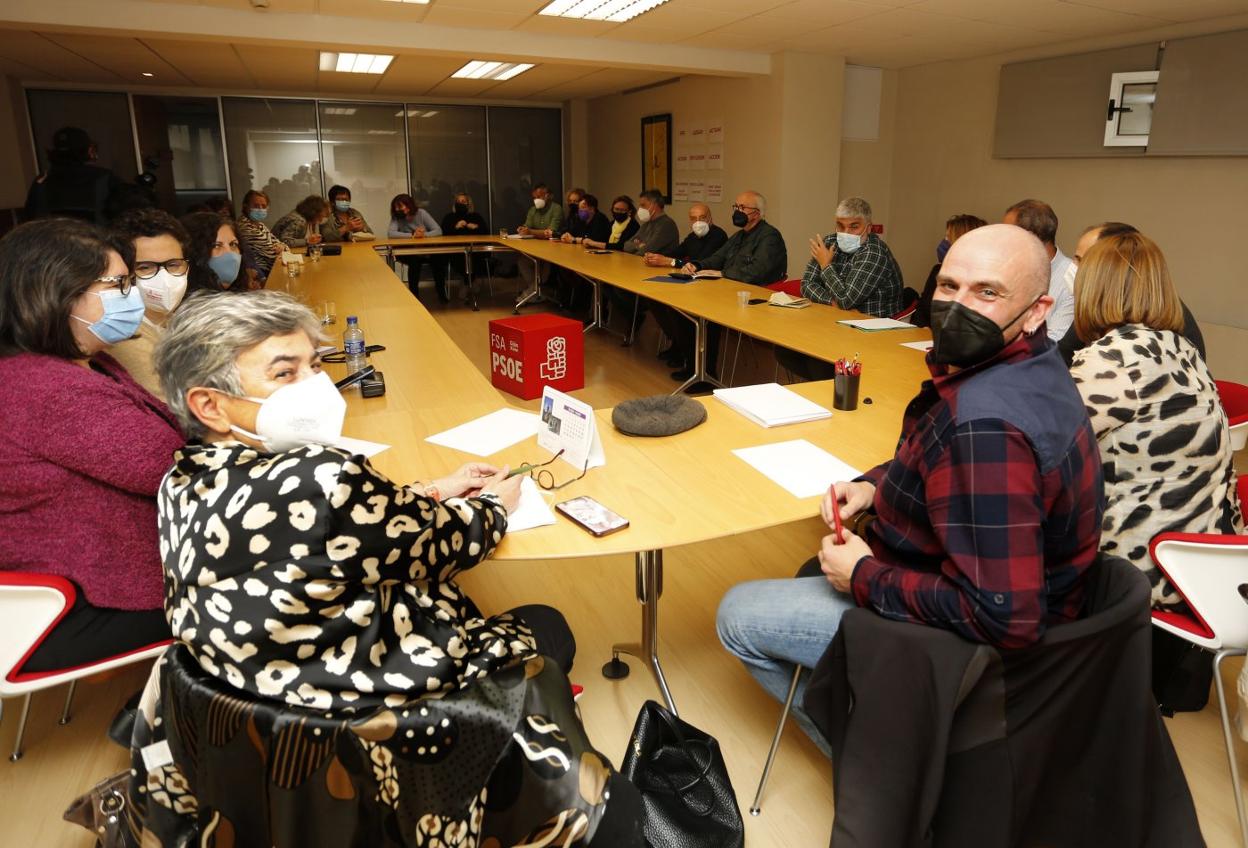 La alcaldesa y Monchu García, ayer, al inicio de la primera reunión de la nueva comisión ejecutiva al completo con presencia de la FSA. 