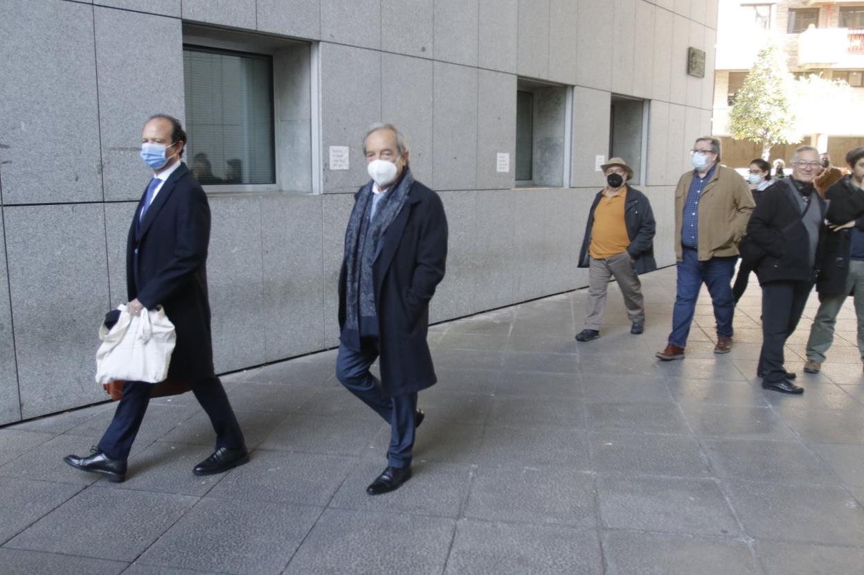 El exalcalde de Wenceslao López llegando ayer al Palacio de Justicia. 