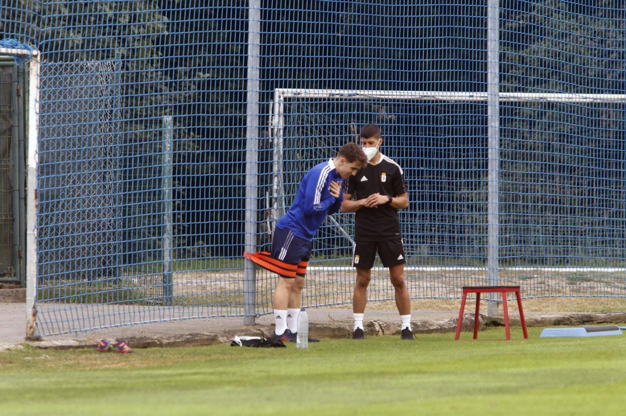 El centrocampista madrileño Joni Montiel realiza un ejercicio durante un entrenamiento. 