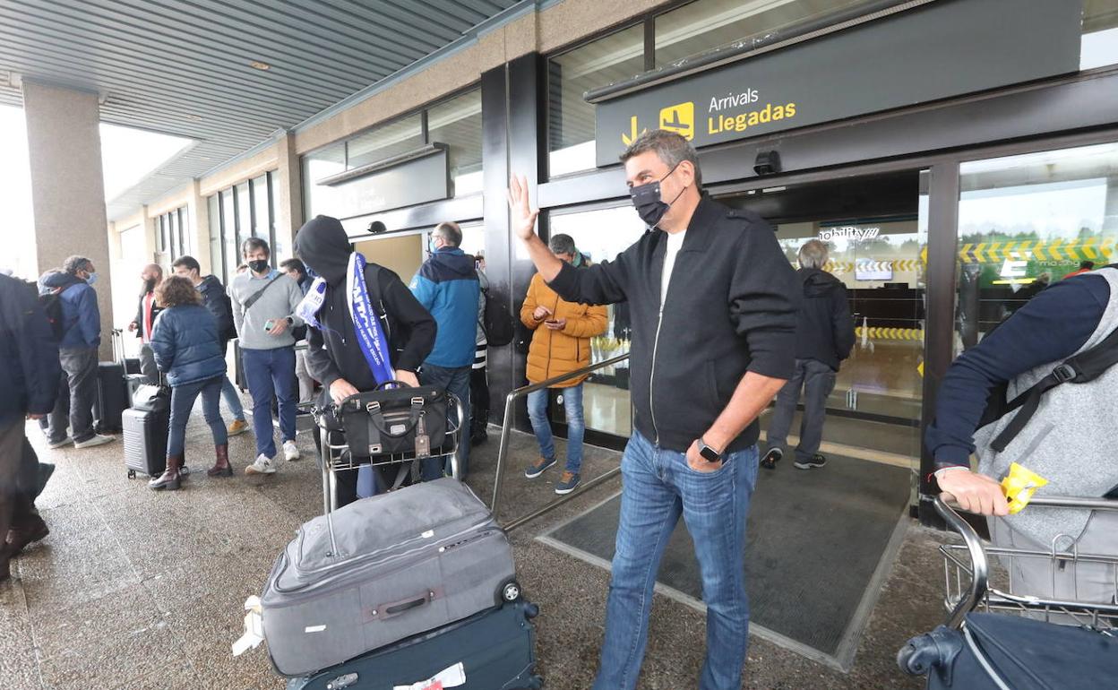 Arturo Elías a su llegada al Aeropuerto de Asturias. 
