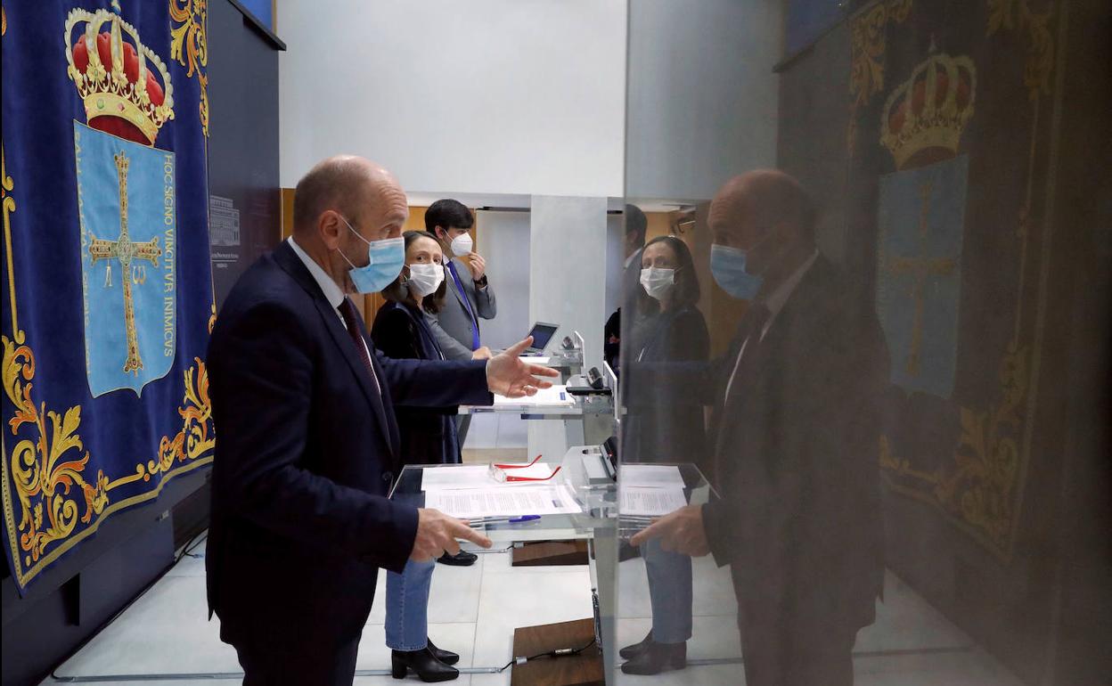 Juan Cofiño, vicepresidente del Principado, junto a Melania Álvarez, consejera de Derechos Sociales y Bienestar y Borja Sánchez, consejero de Ciencia, en la rueda de prensa posterior al Consejo de Gobierno.