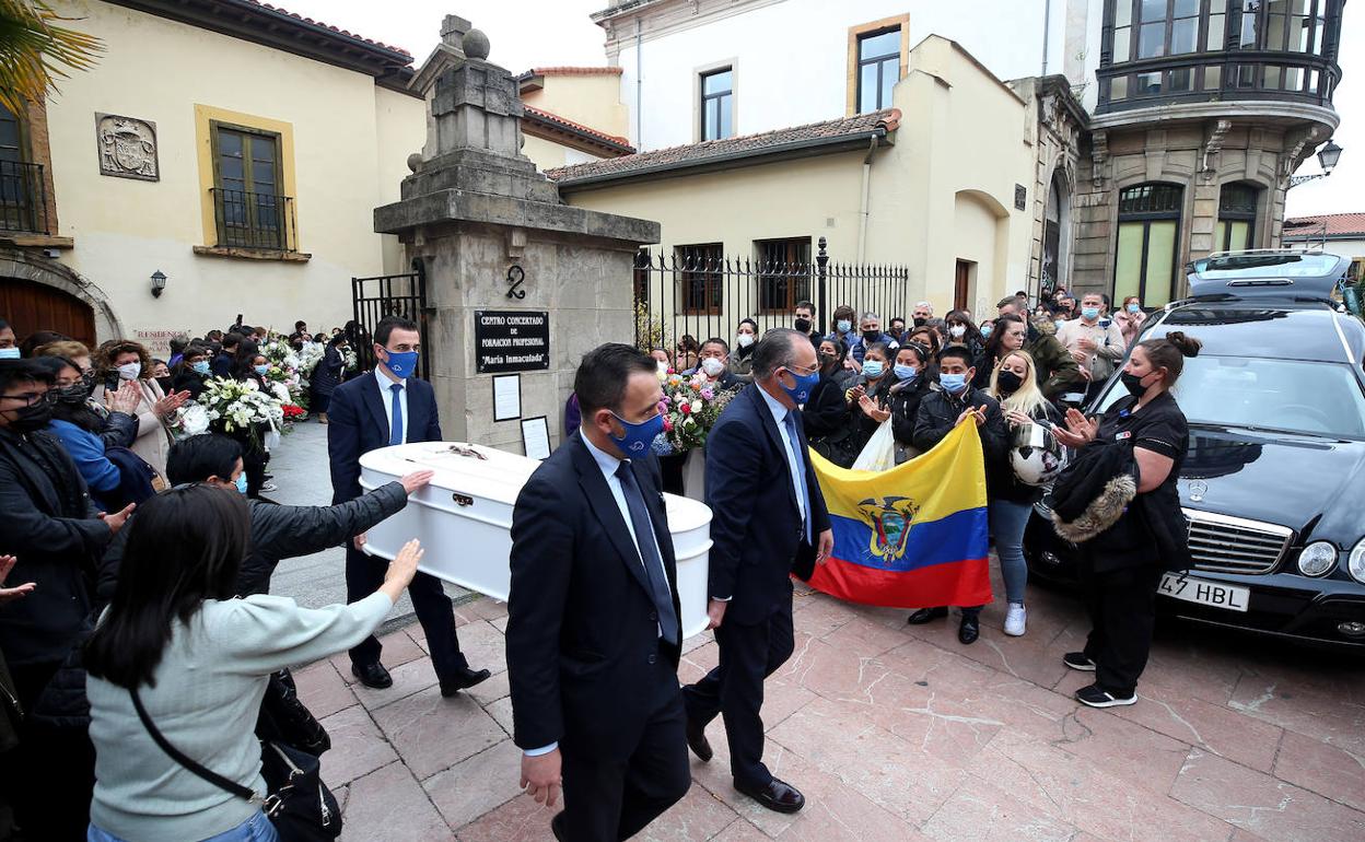 Funeral de Erika Yunga ayer en Oviedo. 