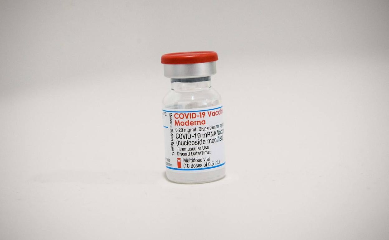 La Agencia Española de Medicamentos ha retirado del mercado un lote de la vacuna Moderna contra la Covid-19.