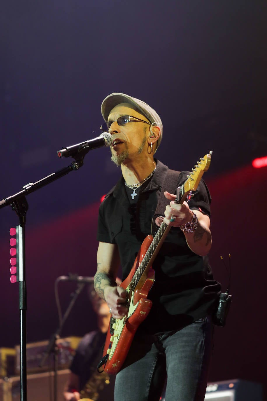 El bilbaíno y su banda ofrecieron una noche descomunal de rock en su esperada cita llenando el Palacio de los Deportes con 5.000 personas vibrando con sus canciones y con Morgan de teloneros.
