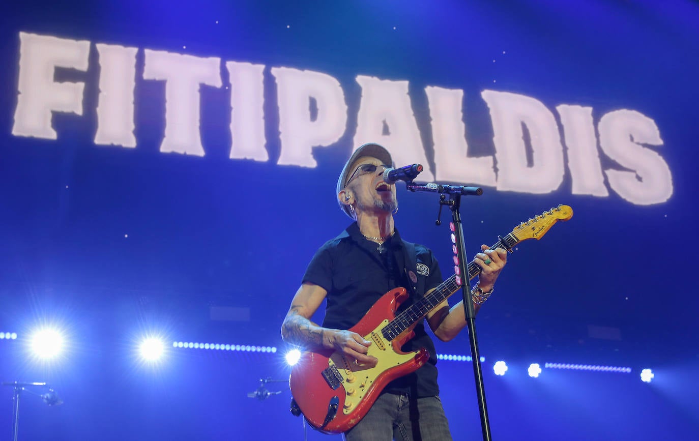 El bilbaíno y su banda ofrecieron una noche descomunal de rock en su esperada cita llenando el Palacio de los Deportes con 5.000 personas vibrando con sus canciones y con Morgan de teloneros.