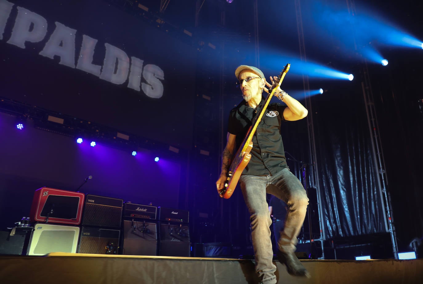 El bilbaíno y su banda ofrecieron una noche descomunal de rock en su esperada cita llenando el Palacio de los Deportes con 5.000 personas vibrando con sus canciones y con Morgan de teloneros.