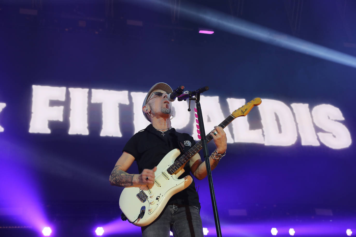 El bilbaíno y su banda ofrecieron una noche descomunal de rock en su esperada cita llenando el Palacio de los Deportes con 5.000 personas vibrando con sus canciones y con Morgan de teloneros.