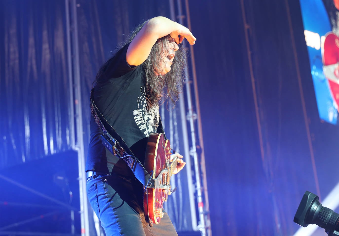 El bilbaíno y su banda ofrecieron una noche descomunal de rock en su esperada cita llenando el Palacio de los Deportes con 5.000 personas vibrando con sus canciones y con Morgan de teloneros.