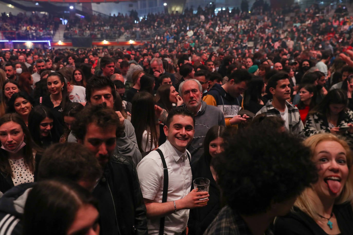 El bilbaíno y su banda ofrecieron una noche descomunal de rock en su esperada cita llenando el Palacio de los Deportes con 5.000 personas vibrando con sus canciones y con Morgan de teloneros.