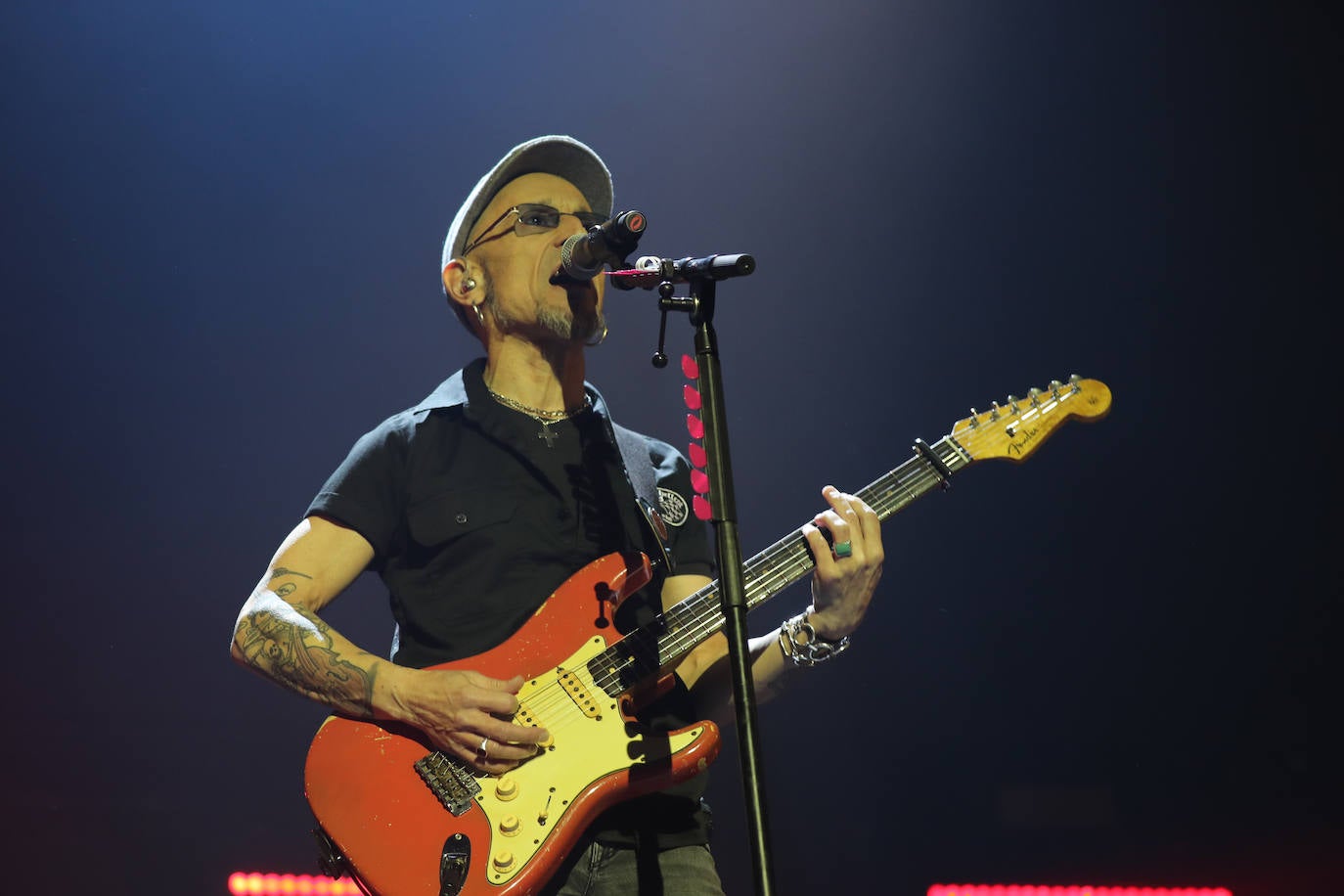 El bilbaíno y su banda ofrecieron una noche descomunal de rock en su esperada cita llenando el Palacio de los Deportes con 5.000 personas vibrando con sus canciones y con Morgan de teloneros.