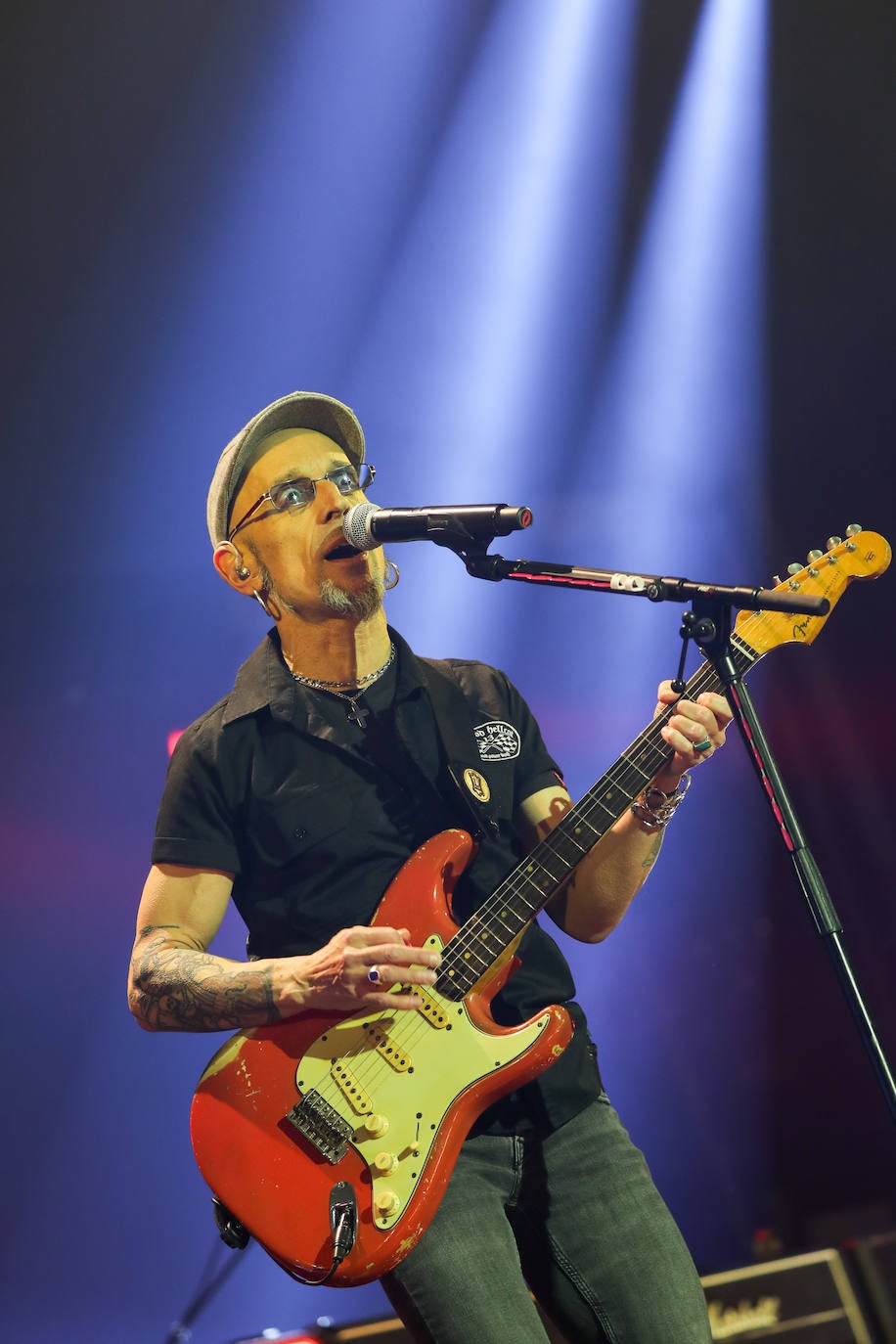 El bilbaíno y su banda ofrecieron una noche descomunal de rock en su esperada cita llenando el Palacio de los Deportes con 5.000 personas vibrando con sus canciones y con Morgan de teloneros.