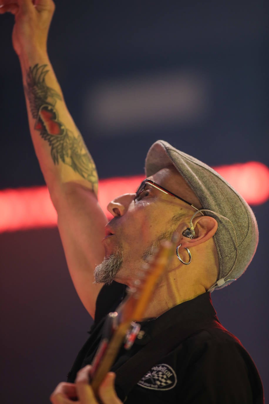 El bilbaíno y su banda ofrecieron una noche descomunal de rock en su esperada cita llenando el Palacio de los Deportes con 5.000 personas vibrando con sus canciones y con Morgan de teloneros.