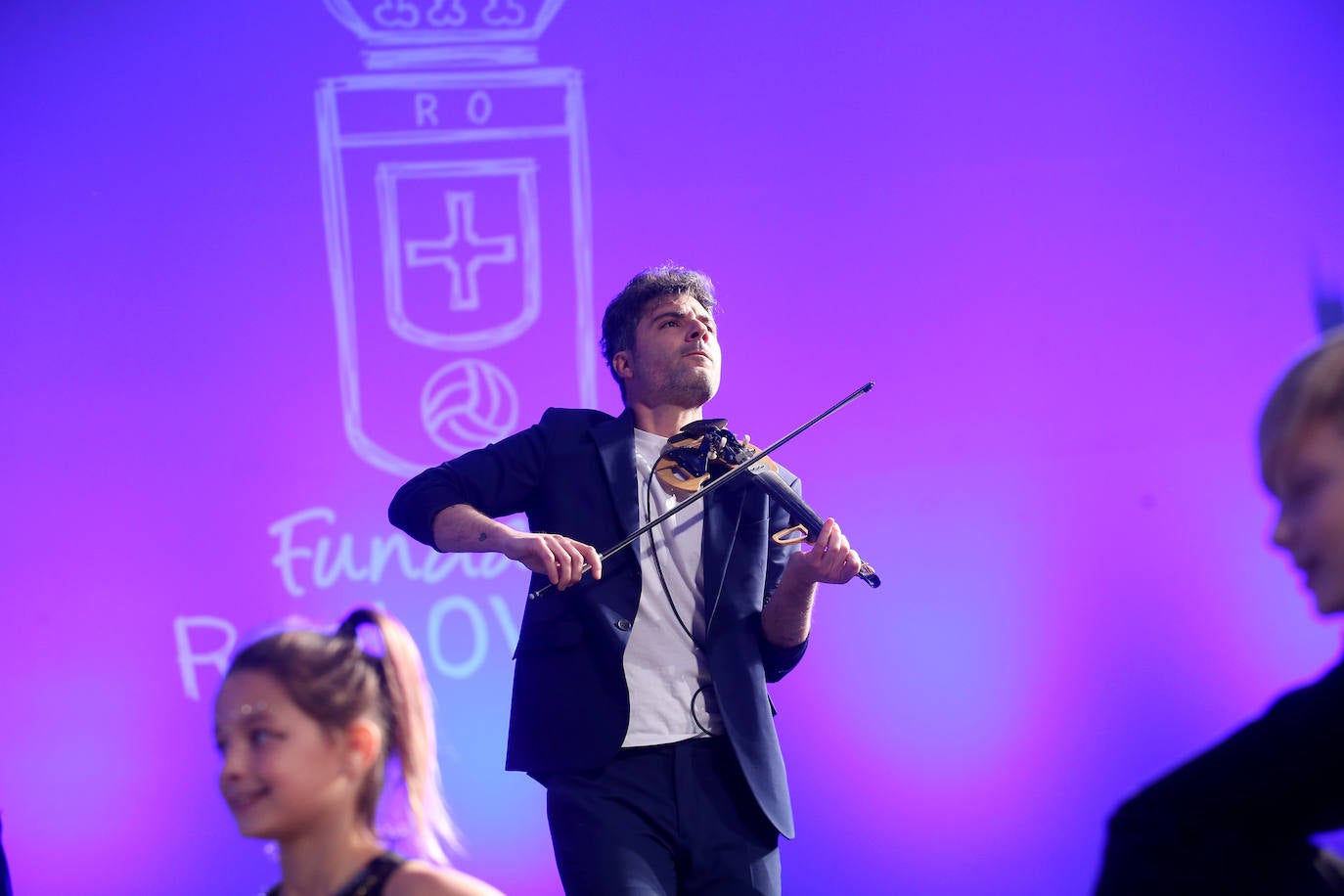 Una emotiva y divertida intervención del mexicano Arturo Elías puso ayer el broche a la presentación oficial de una Fundación Real Oviedo en marcha, que ya trabaja en muchos frentes y maneja una amplia hoja de ruta para crecer con nuevas iniciativas. La más destacada de ellas, de mano, es el acuerdo suscrito con la Academica Corporation por la que jóvenes de todo el mundo participarán en programas educativos y futbolísticos en la ciudad.