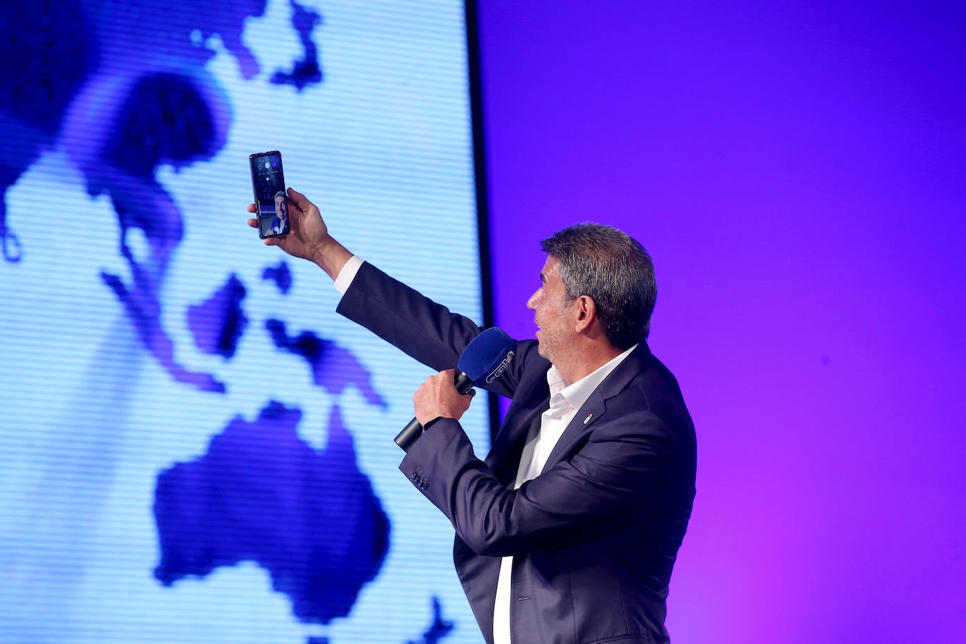 Una emotiva y divertida intervención del mexicano Arturo Elías puso ayer el broche a la presentación oficial de una Fundación Real Oviedo en marcha, que ya trabaja en muchos frentes y maneja una amplia hoja de ruta para crecer con nuevas iniciativas. La más destacada de ellas, de mano, es el acuerdo suscrito con la Academica Corporation por la que jóvenes de todo el mundo participarán en programas educativos y futbolísticos en la ciudad.