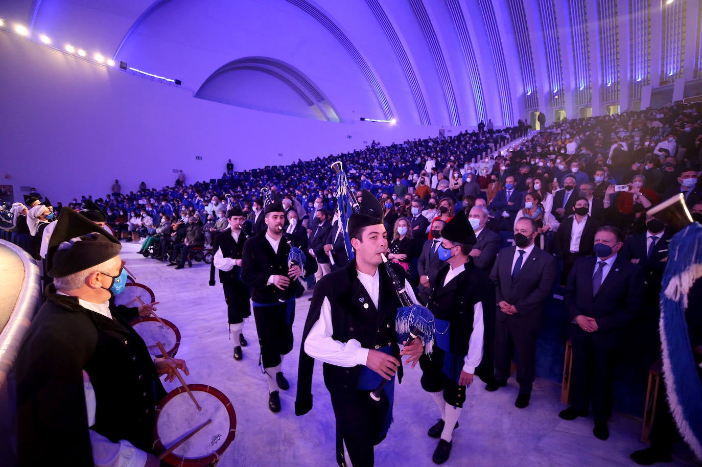 Una emotiva y divertida intervención del mexicano Arturo Elías puso ayer el broche a la presentación oficial de una Fundación Real Oviedo en marcha, que ya trabaja en muchos frentes y maneja una amplia hoja de ruta para crecer con nuevas iniciativas. La más destacada de ellas, de mano, es el acuerdo suscrito con la Academica Corporation por la que jóvenes de todo el mundo participarán en programas educativos y futbolísticos en la ciudad.