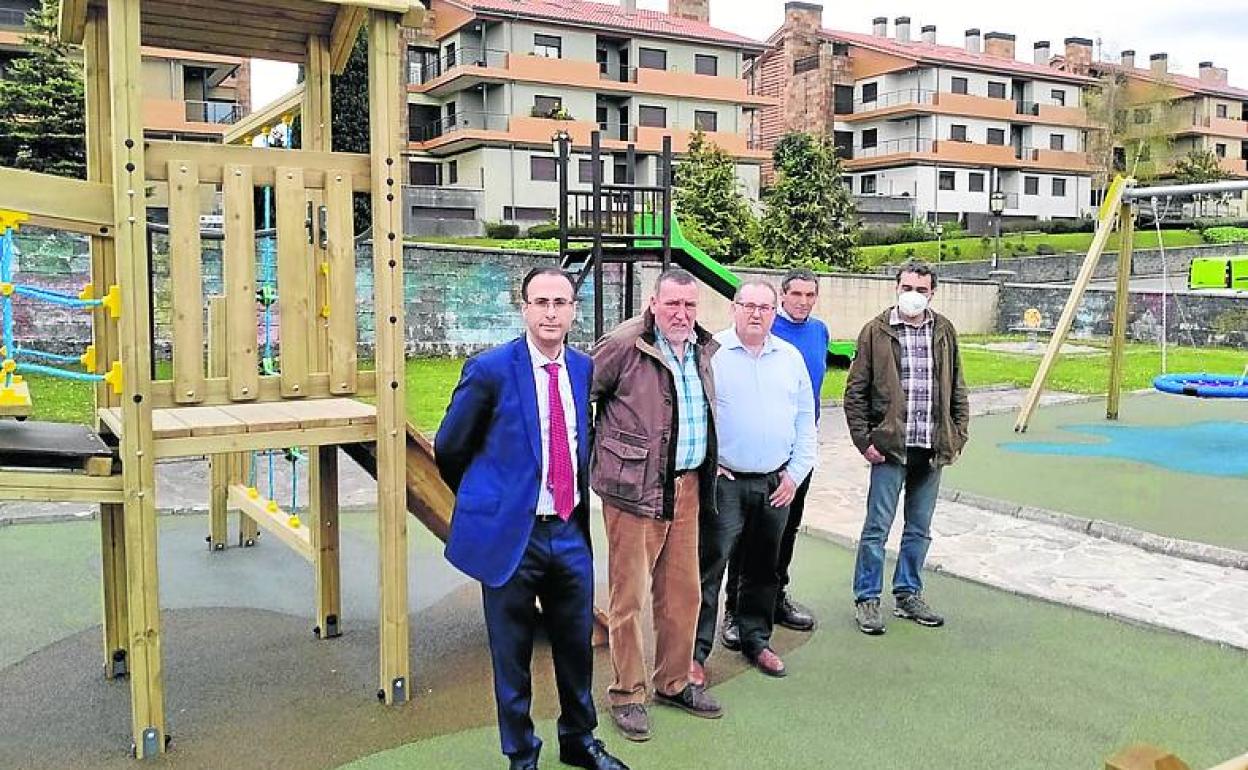 El recién renovado parque infantil de Colombres se inauguró ayer. 