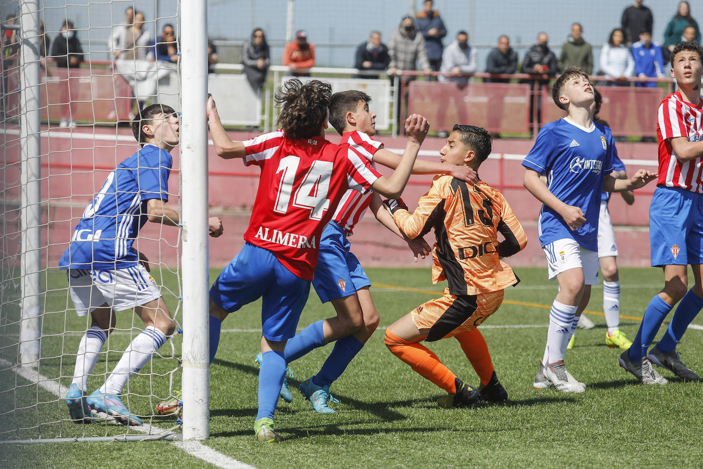 Fotos: Las mejores imágenes del derbi asturiano infantil y alevín