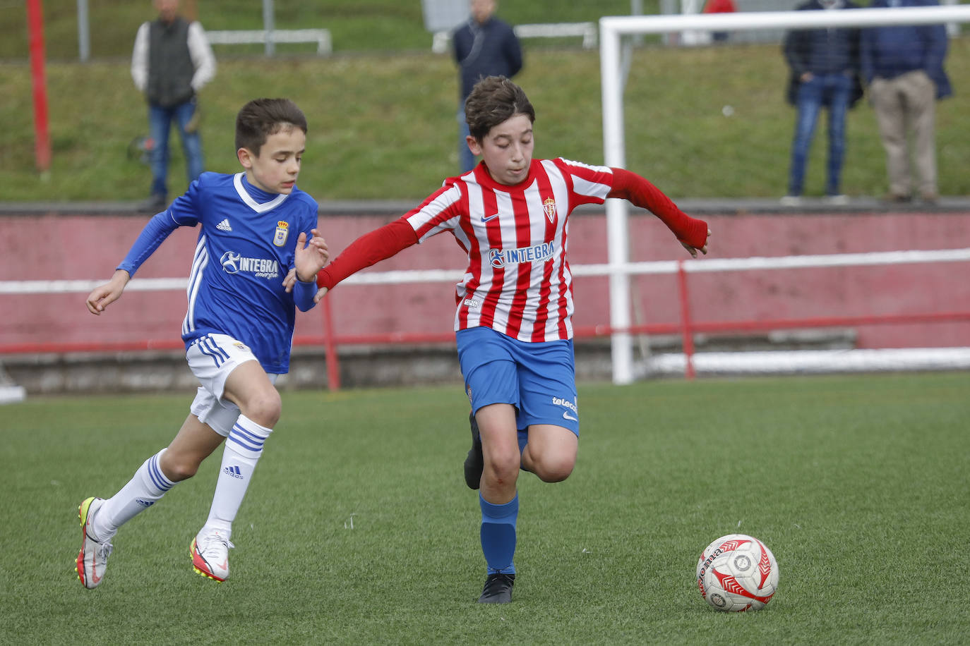 Fotos: Las mejores imágenes del derbi asturiano infantil y alevín