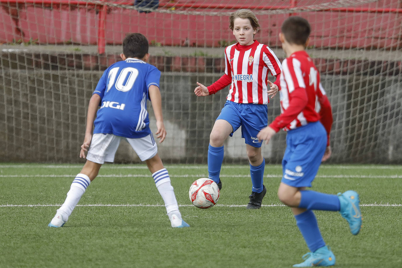 Fotos: Las mejores imágenes del derbi asturiano infantil y alevín