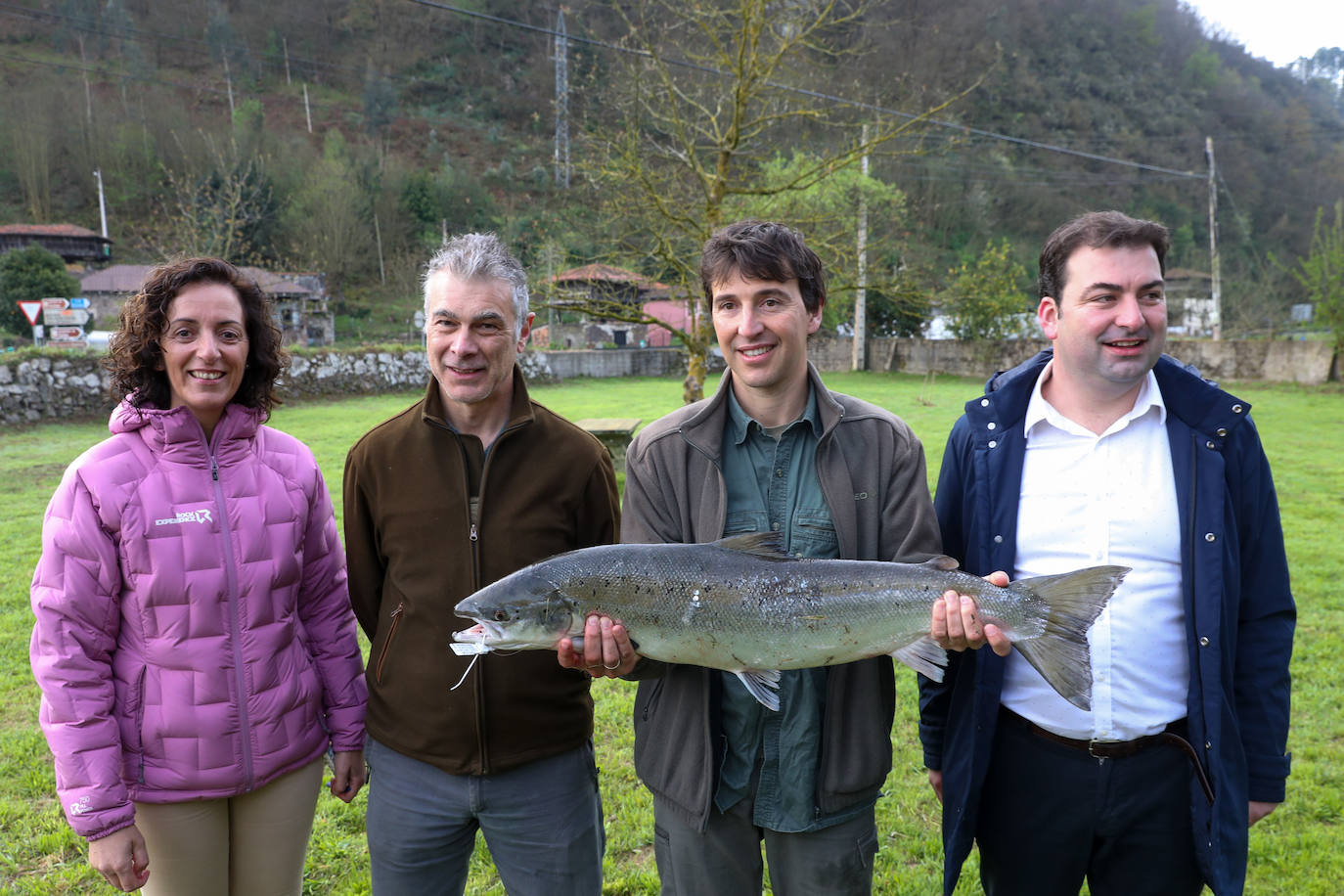 El campanu de este 2022 salió a las 8.39 horas de este domingo 10 de abril. El afortunado pescador que lo echó a tierra fue el praviano de Peñaullán Carlos Álvarez, quien lo prendió en la zona libre del Gueyu. Dio en la báscula del precinto salense de Portazgo un peso de 6,730 kilogramos, con una longitud de 84 centímetros.