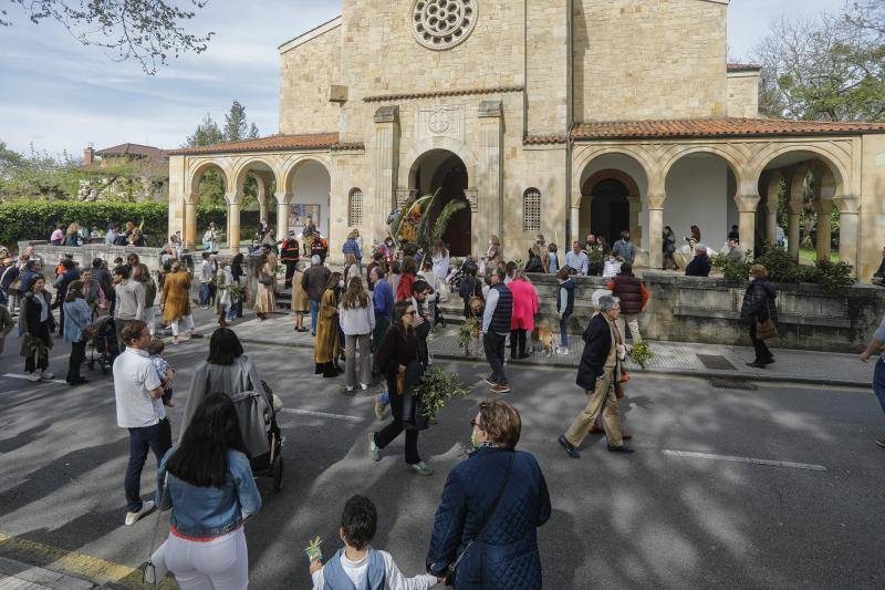 Las bendiciones de ramos vuelven triunfales junto a las procesiones de Semana Santa en el año en el que comienza la despedida de las restricciones por la pandemia.