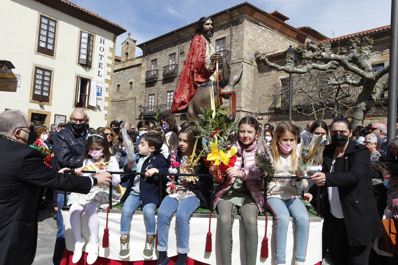 Las bendiciones de ramos vuelven triunfales junto a las procesiones de Semana Santa en el año en el que comienza la despedida de las restricciones por la pandemia.