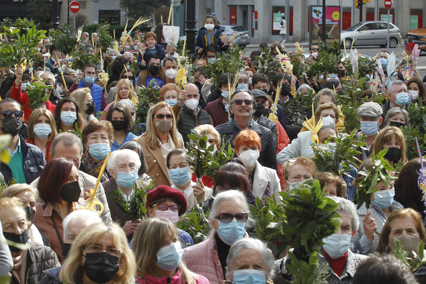 Las bendiciones de ramos vuelven triunfales junto a las procesiones de Semana Santa en el año en el que comienza la despedida de las restricciones por la pandemia.