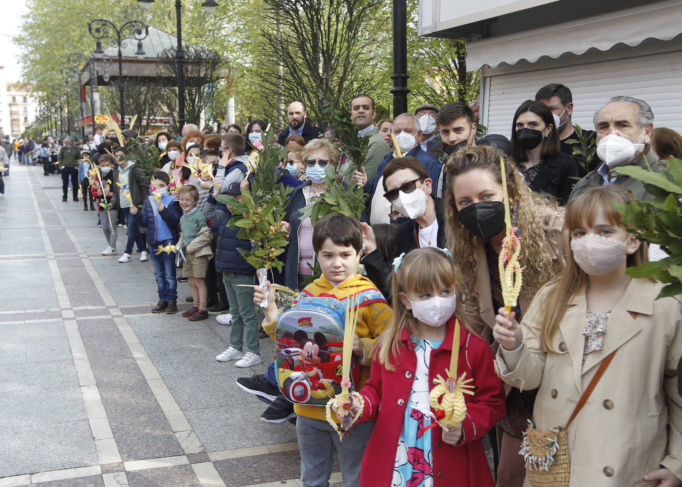 Las bendiciones de ramos vuelven triunfales junto a las procesiones de Semana Santa en el año en el que comienza la despedida de las restricciones por la pandemia.