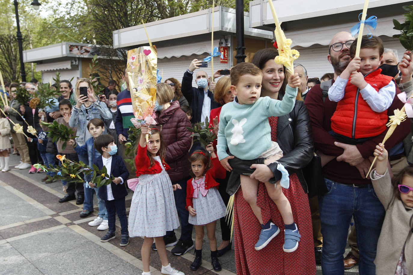 Las bendiciones de ramos vuelven triunfales junto a las procesiones de Semana Santa en el año en el que comienza la despedida de las restricciones por la pandemia.