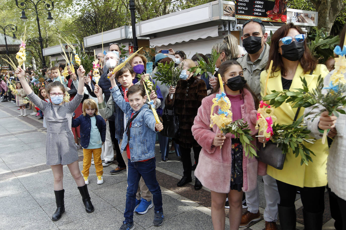 Las bendiciones de ramos vuelven triunfales junto a las procesiones de Semana Santa en el año en el que comienza la despedida de las restricciones por la pandemia.