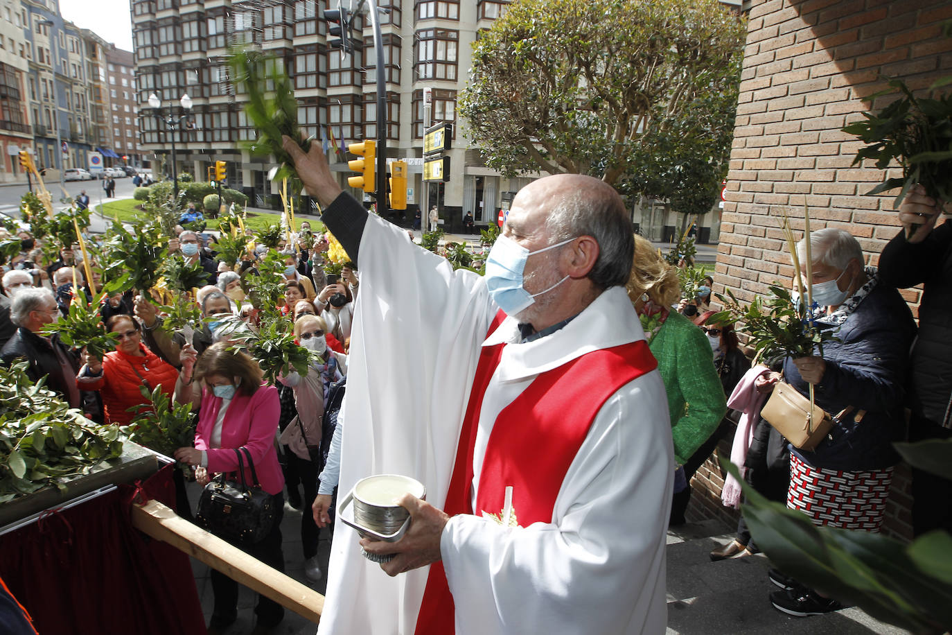 Las bendiciones de ramos vuelven triunfales junto a las procesiones de Semana Santa en el año en el que comienza la despedida de las restricciones por la pandemia.