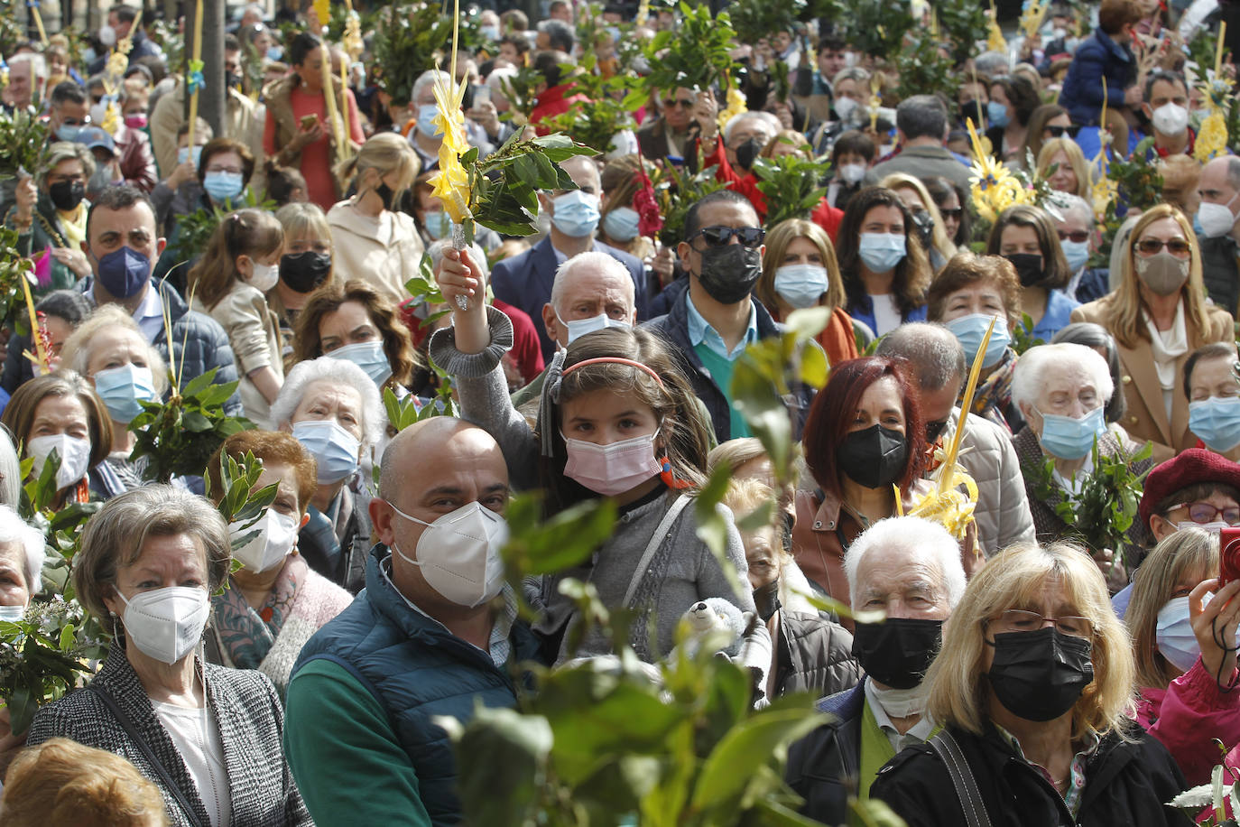 Las bendiciones de ramos vuelven triunfales junto a las procesiones de Semana Santa en el año en el que comienza la despedida de las restricciones por la pandemia.