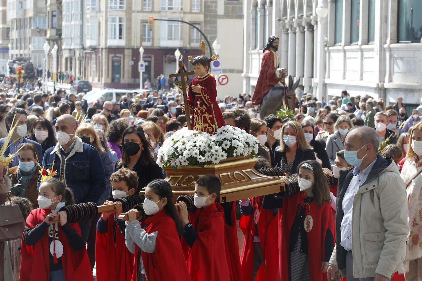 Las bendiciones de ramos vuelven triunfales junto a las procesiones de Semana Santa en el año en el que comienza la despedida de las restricciones por la pandemia.
