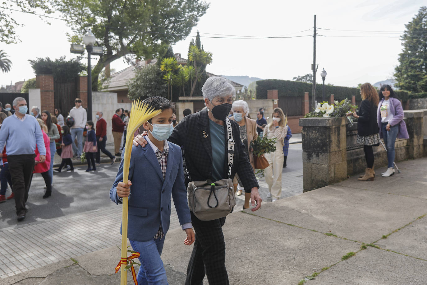 Las bendiciones de ramos vuelven triunfales junto a las procesiones de Semana Santa en el año en el que comienza la despedida de las restricciones por la pandemia.