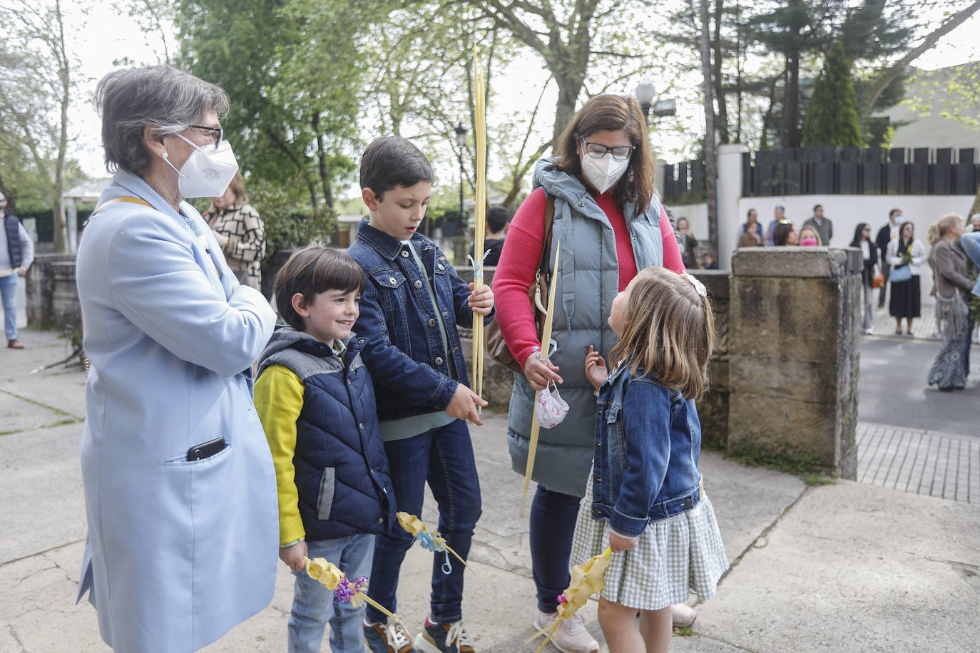Las bendiciones de ramos vuelven triunfales junto a las procesiones de Semana Santa en el año en el que comienza la despedida de las restricciones por la pandemia.