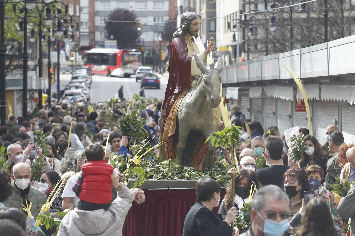 Las bendiciones de ramos vuelven triunfales junto a las procesiones de Semana Santa en el año en el que comienza la despedida de las restricciones por la pandemia.
