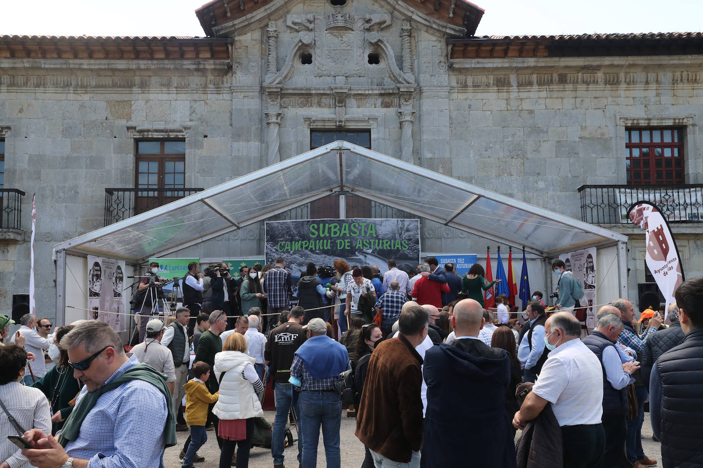 Fotos: Multitudinaria subasta del campanu en Cornellana