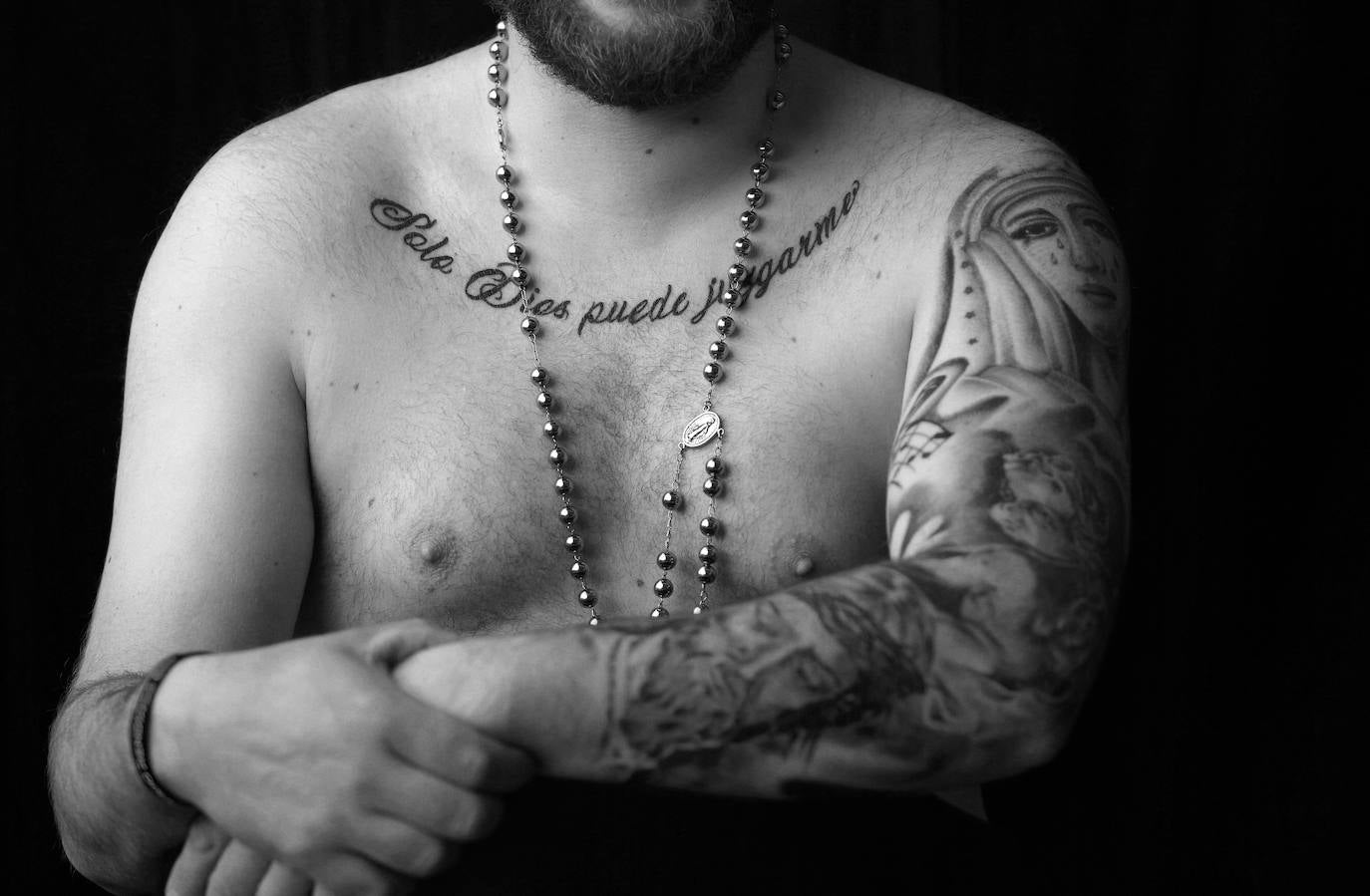 El músico y costalero José Manuel Manjón, 34 años, conductor de profesión, lleva tatuado brazo y pecho: "Cabeza de Jesús de la Salud" (de los Gitanos), un "Querubín", "Cabeza de la Virgen de Triana" una corneta y un rosario. Además de una frase en el pecho "Solo Dios puede juzgarme".