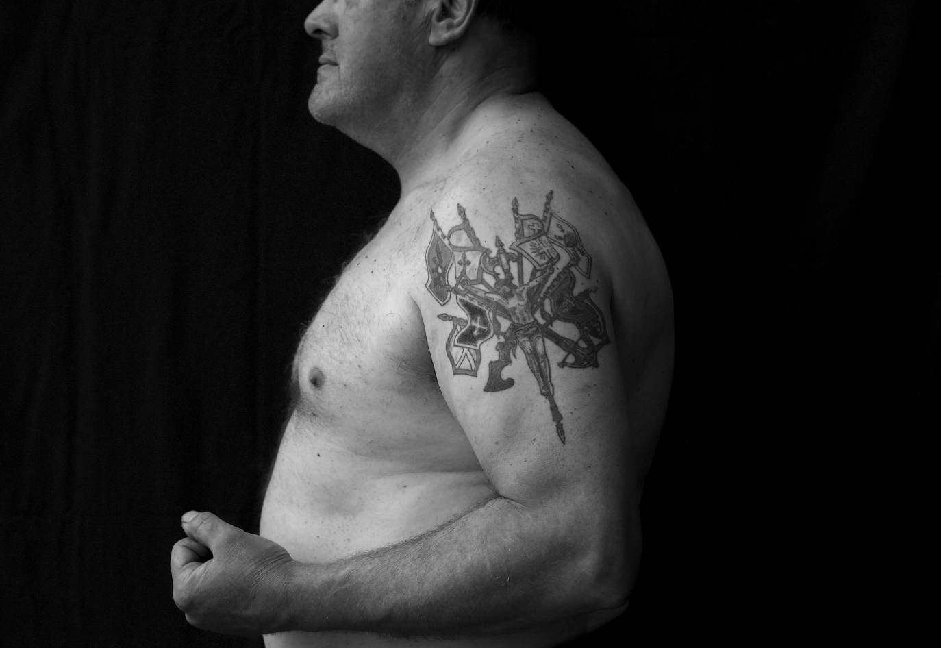 El costalero Javier García, 62 años, mecánico de camiones, lleva tatuado en el brazo: "El Cristo de La Buena Muerte con Banderas y el escudo de la Legión". 